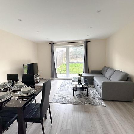 Newly Launched Two Bedroom House By Den Accommodation Short Lets & Serviced Accommodation With Garden Londres Exterior foto